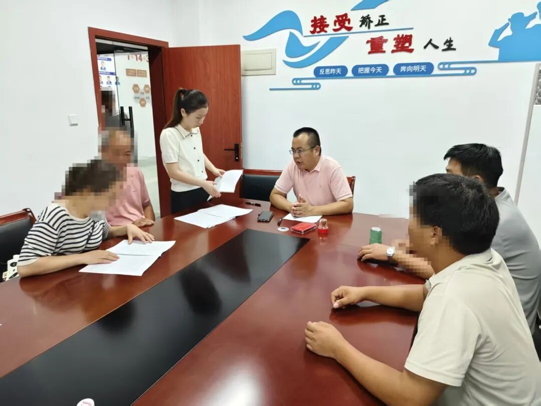 僑英司法所調(diào)解員正在調(diào)解一起亡人事故糾紛。