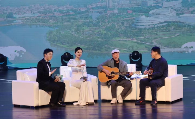 頒獎(jiǎng)現(xiàn)場(chǎng)，臺(tái)灣著名音樂(lè)人、《把根留住》詞作者黃慶元講述尋根故事。盧金福攝