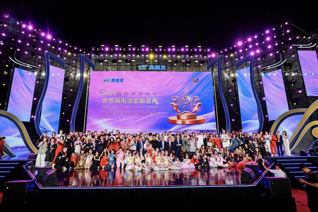 全場大合唱《愛拼才會(huì)贏》。