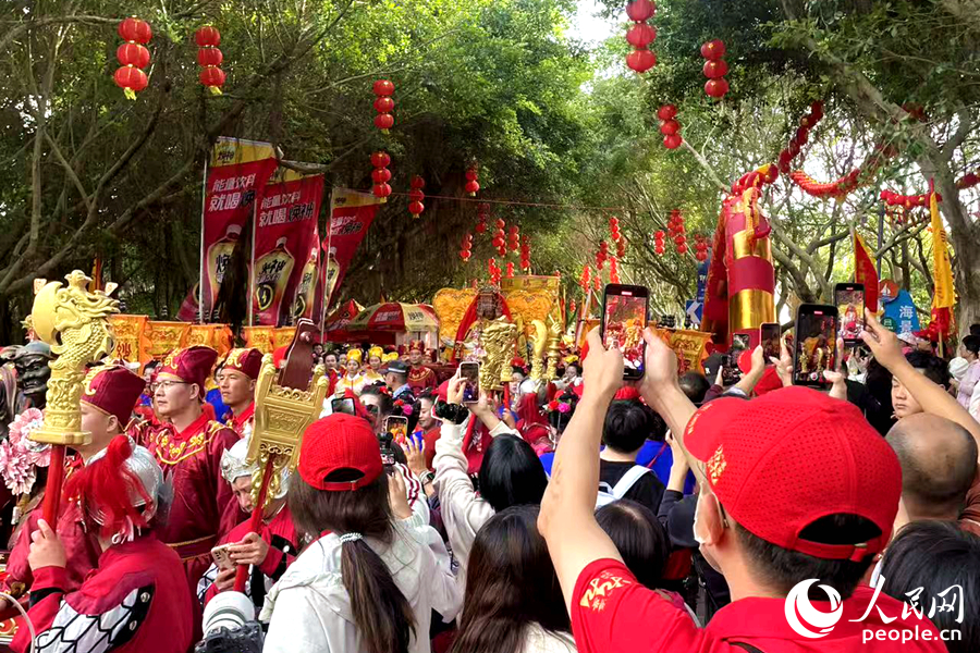 媽祖金身巡安過處，沿途民眾熱情迎接。人民網(wǎng)記者 林盈攝