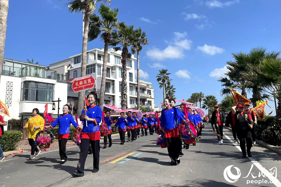 身著湄洲女傳統(tǒng)服飾的禮獻(xiàn)花籃隊(duì)伍。人民網(wǎng)記者 林盈攝