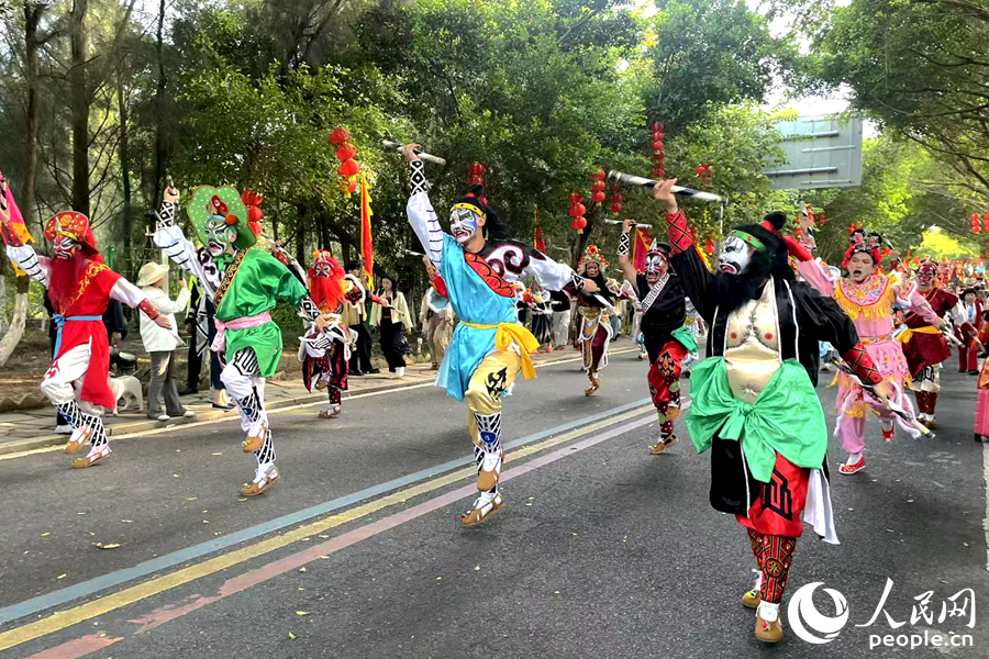 來自潮汕的英歌隊(duì)在隊(duì)伍前開道。人民網(wǎng)記者 林盈攝