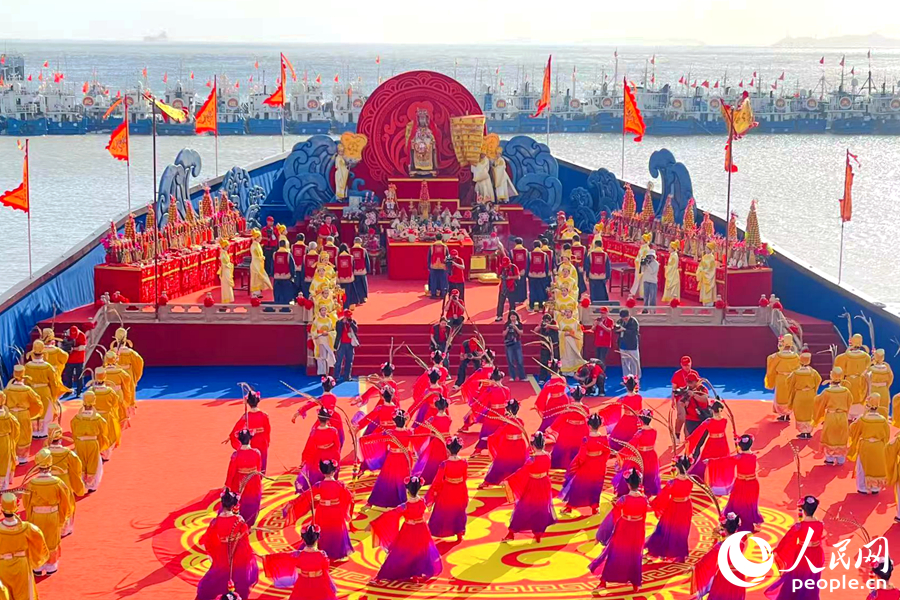 海祭媽祖祈福大典上，舞生獻(xiàn)舞。人民網(wǎng)記者 林盈攝