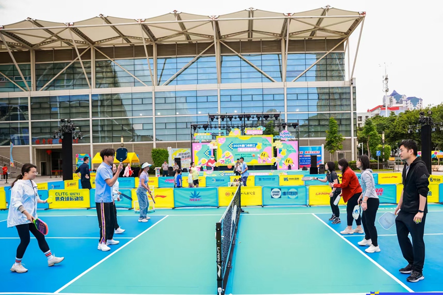 市民群眾參與匹克球運動。廈門市總工會供圖