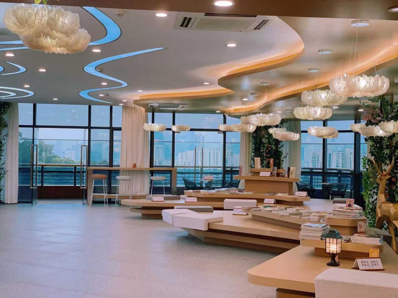 書苑內(nèi)茉莉花造型燈飾，隨處可見的茉莉標(biāo)識(shí)，“花蕊”“花田”“花房”等設(shè)計(jì)元素貫穿空間。清新書苑供圖