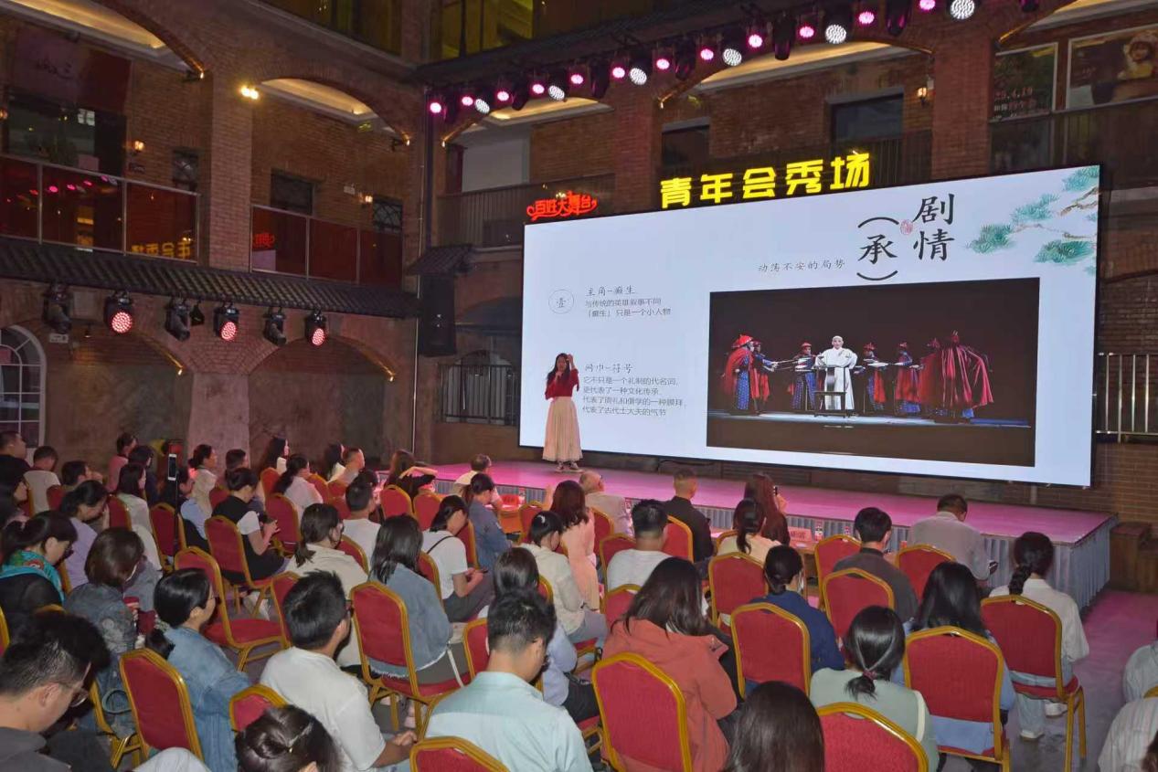 青年閩都文化愛好者在福州青年會(huì)“新青年大講堂”講述閩都文化。臺(tái)江區(qū)委宣傳部供圖