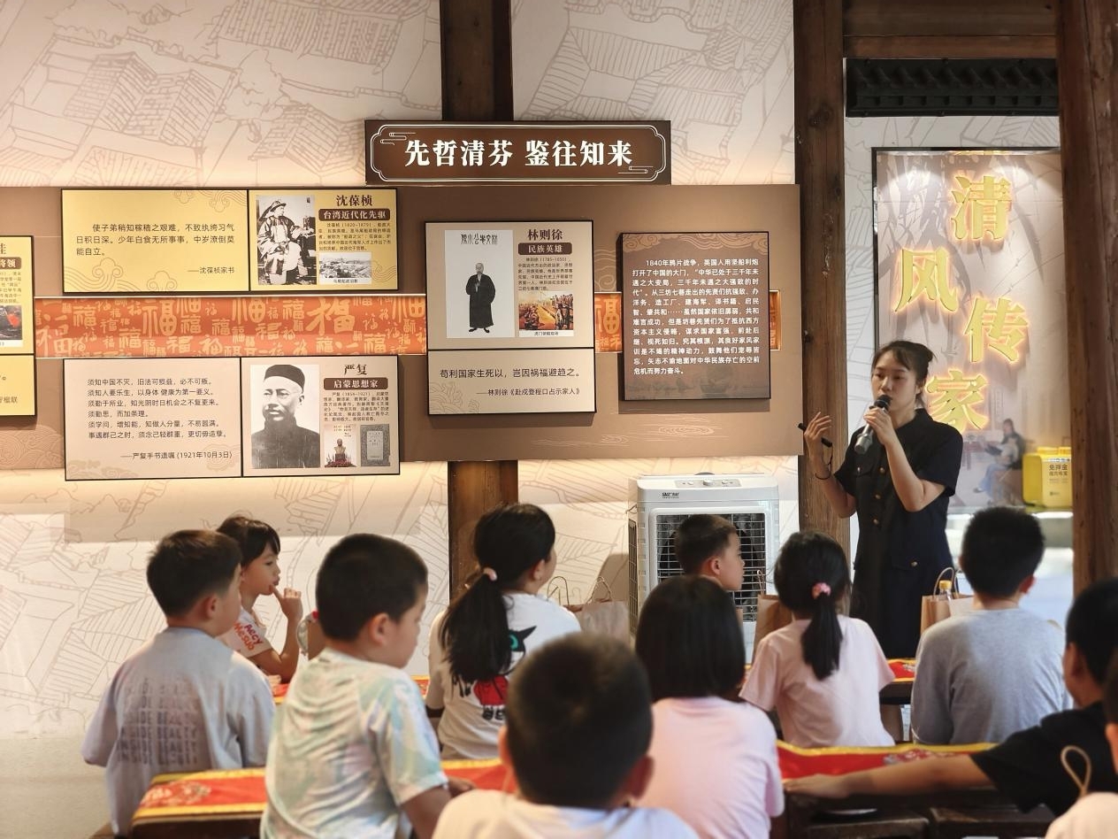 三坊七巷名人家風(fēng)家訓(xùn)館里常態(tài)化為學(xué)生宣講名人家風(fēng)故事。三坊七巷社區(qū)學(xué)習(xí)促進(jìn)會(huì)供圖