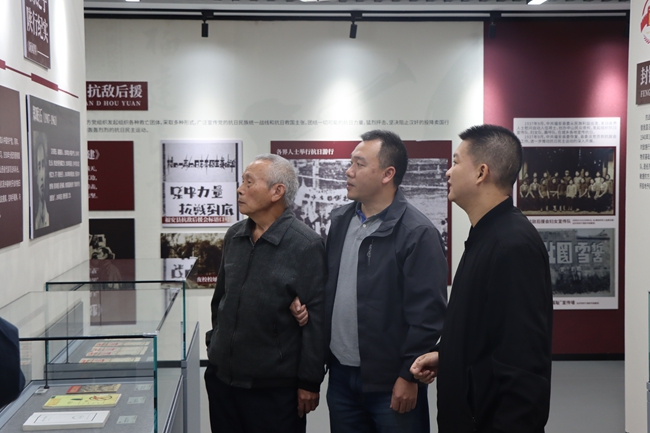 參觀閩東抗戰(zhàn)檔案展