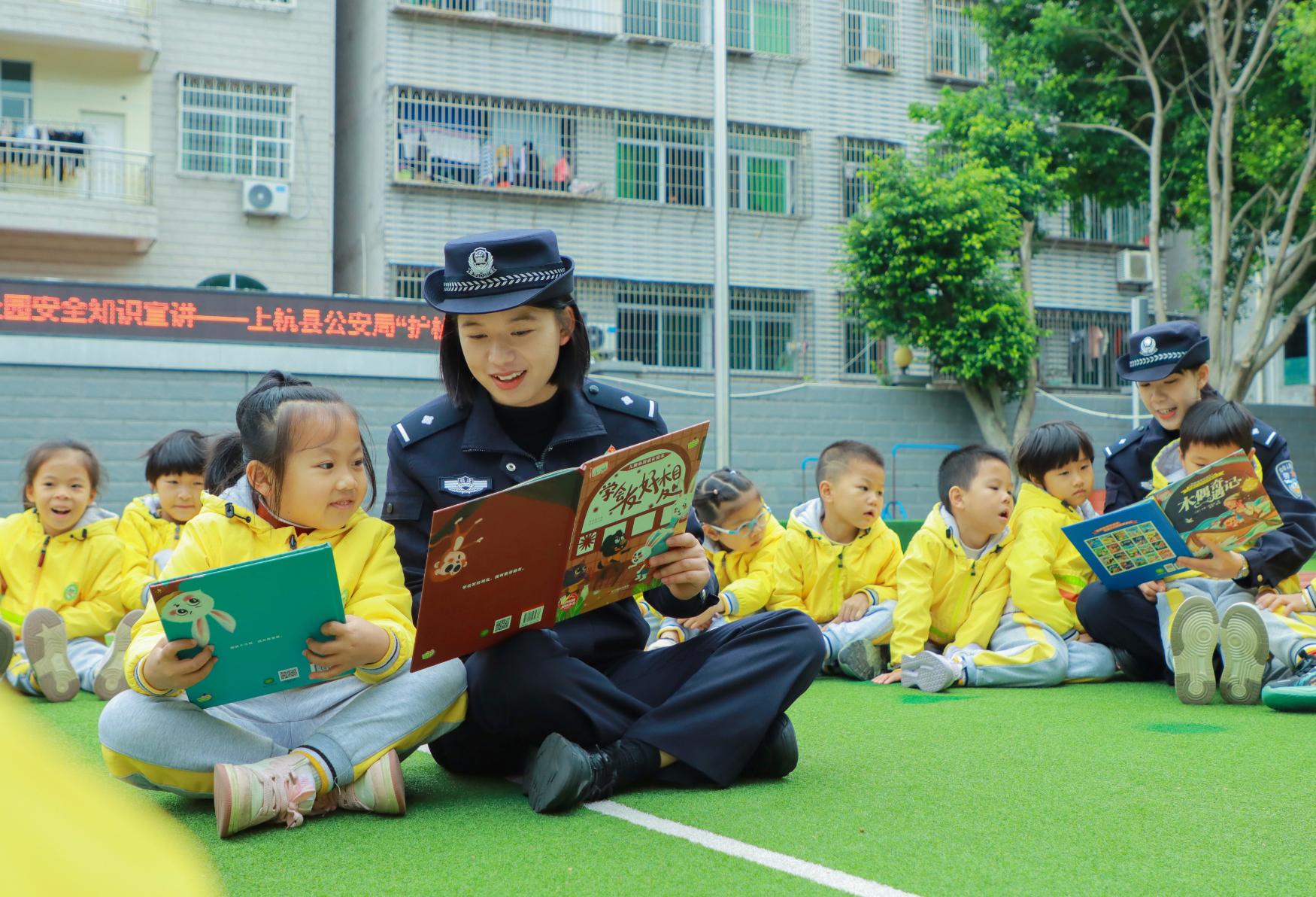 先鋒隊員與孩子們互動