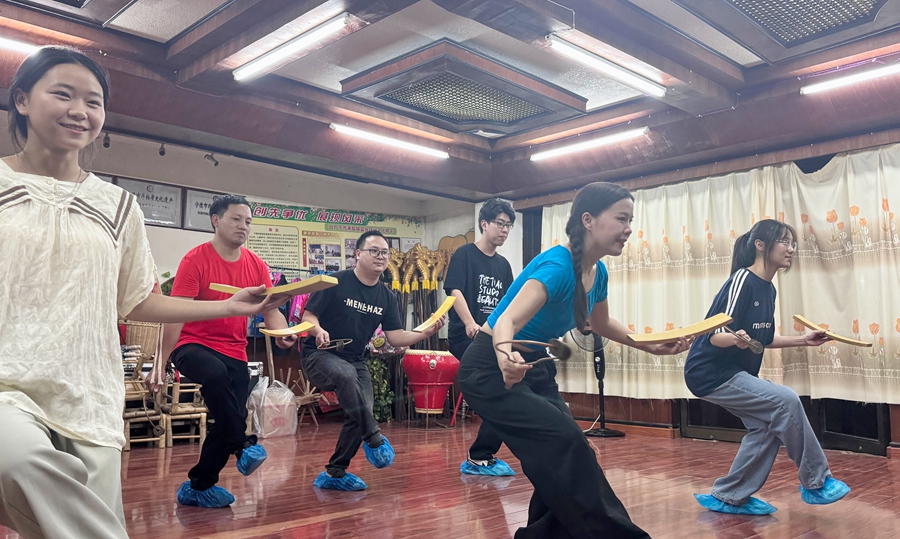 練習(xí)畬族舞蹈