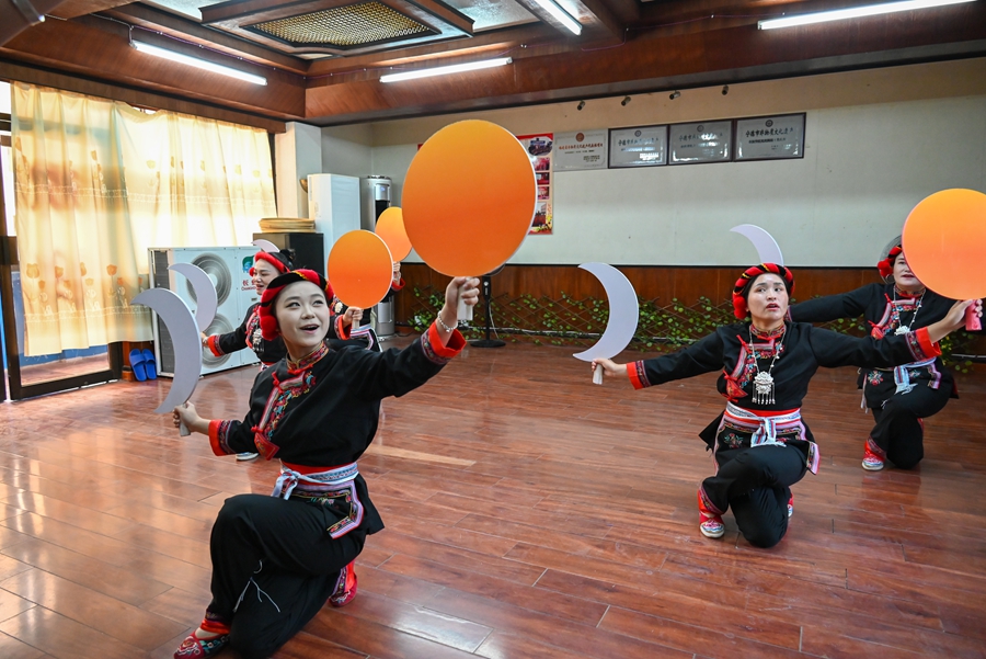 練習(xí)畬族舞蹈