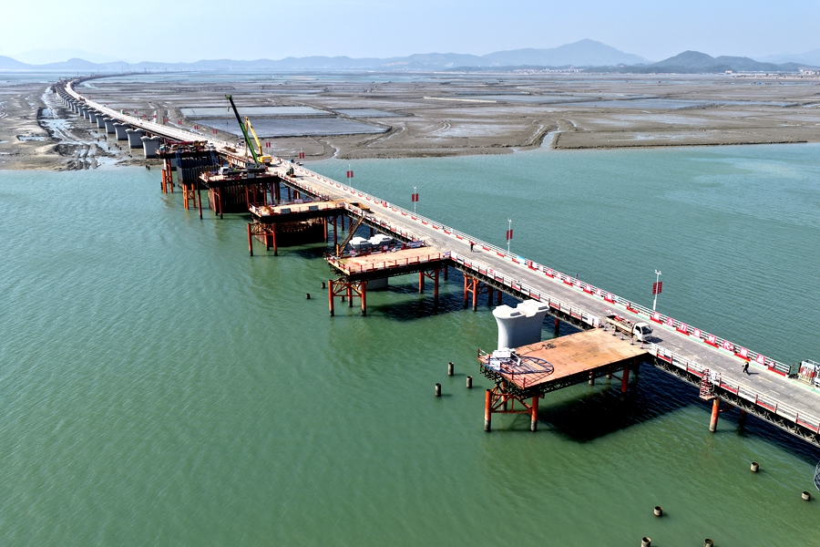 漳汕高鐵東山跨海特大橋建設(shè)現(xiàn)場。陸逸攝