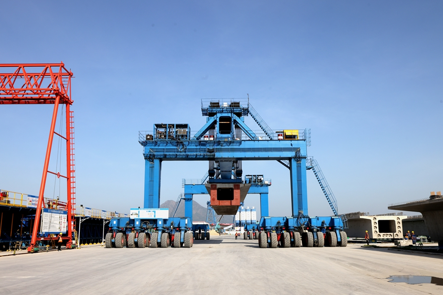 在漳汕高鐵東山制梁場，搬運(yùn)機(jī)器正在搬運(yùn)箱梁。李響攝