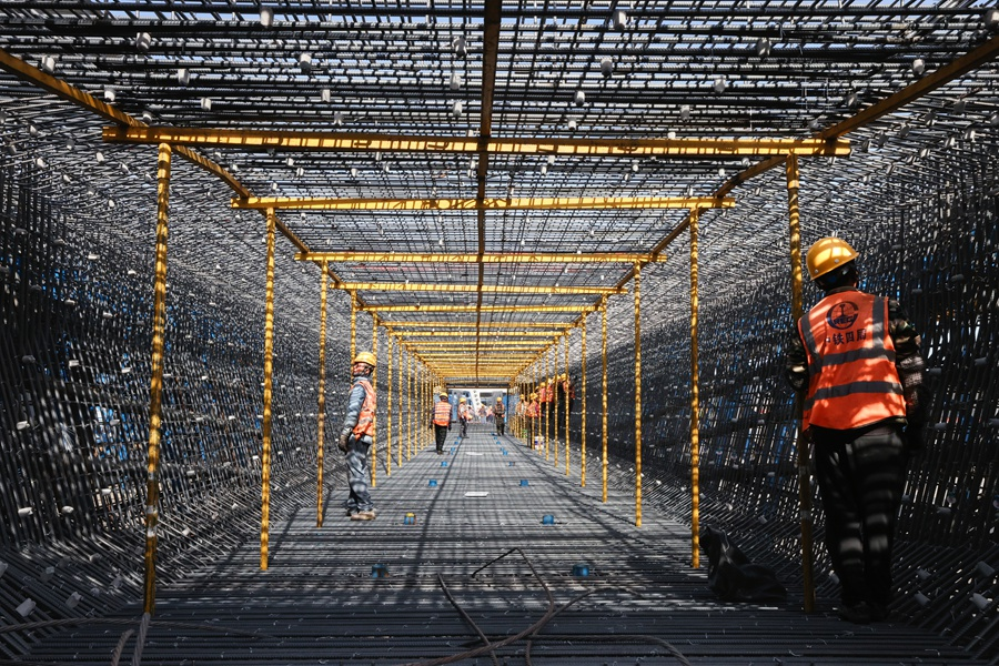 在漳汕高鐵東山制梁場，施工人員正在綁扎橋梁鋼筋。李響攝
