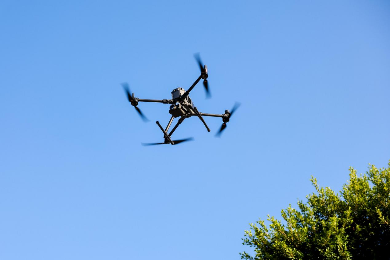 掛載檢測儀器的無人機準備開始巡檢。主辦方供圖
