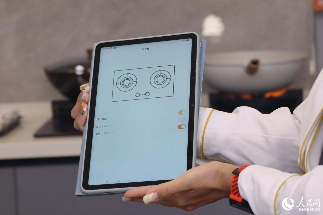 旗艦店內，工作人員正在展示智能設備。人民網 林銘賢攝