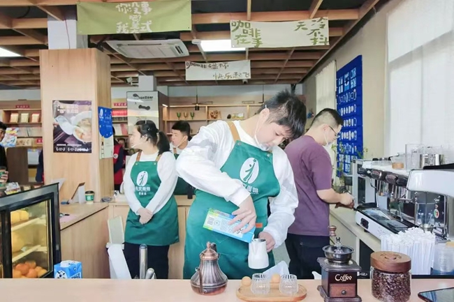 新上崗的青年員工熟練地泡咖啡