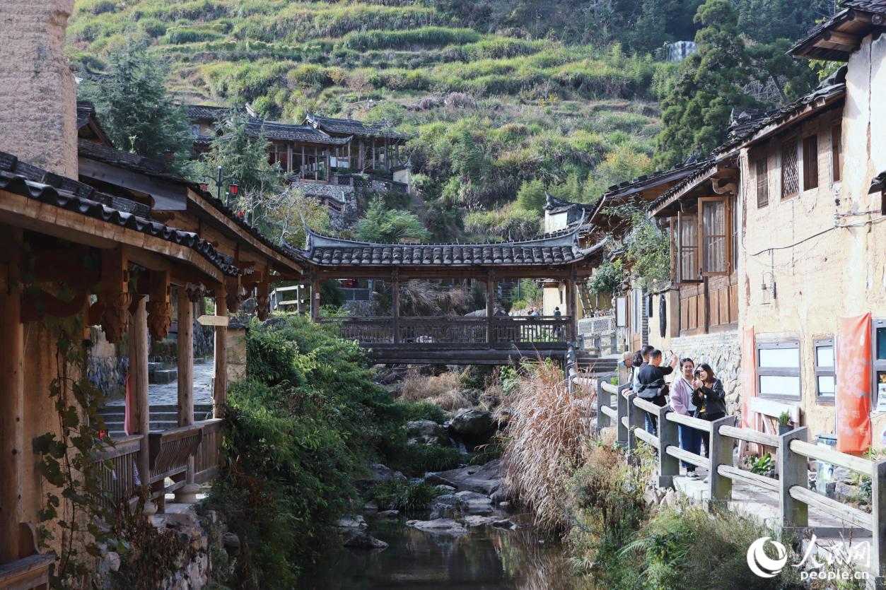 潺潺溪水穿村而過。人民網(wǎng) 林銘賢攝