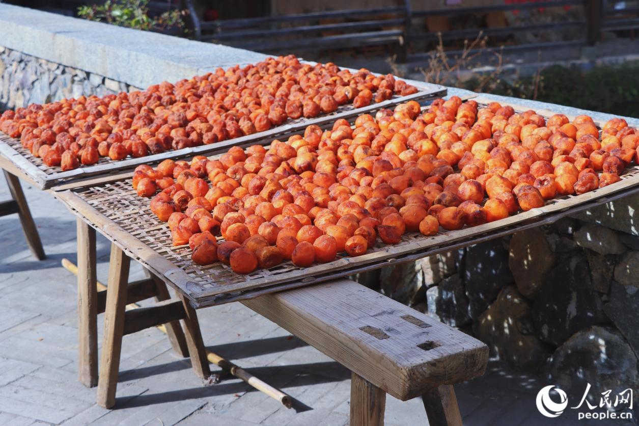 剛?cè)テさ氖凉路稹伴偌t絨毯”。人民網(wǎng) 林銘賢攝