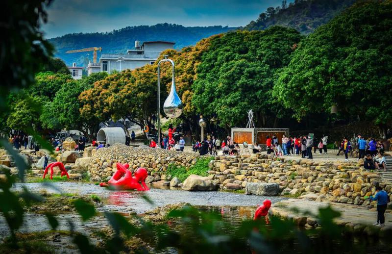 金谷溪岸文藝村游人如織