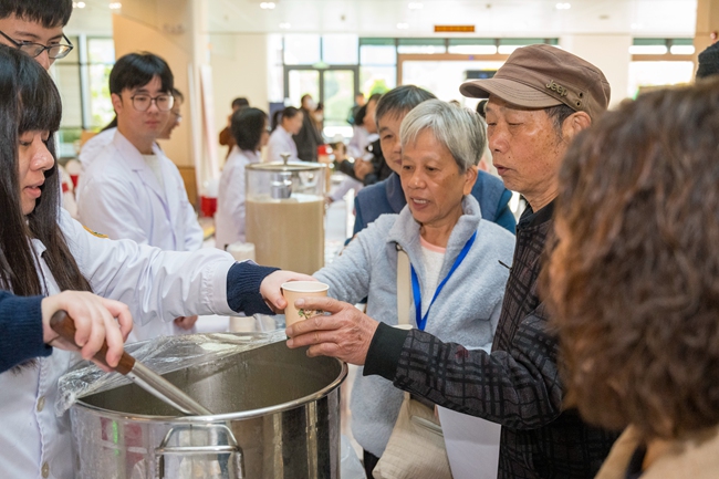 市民們饒有興致地品嘗紫蘇飲