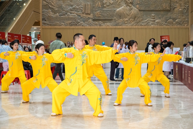 活動現(xiàn)場展示八段錦養(yǎng)生功法