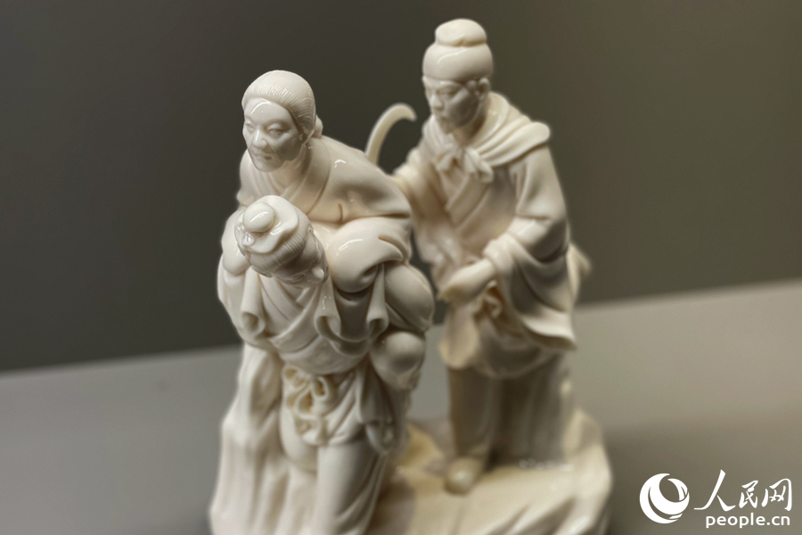 細(xì)膩刻畫的衣褶紋路與人物神態(tài)，有“何派”之風(fēng)。人民網(wǎng)記者 林盈攝