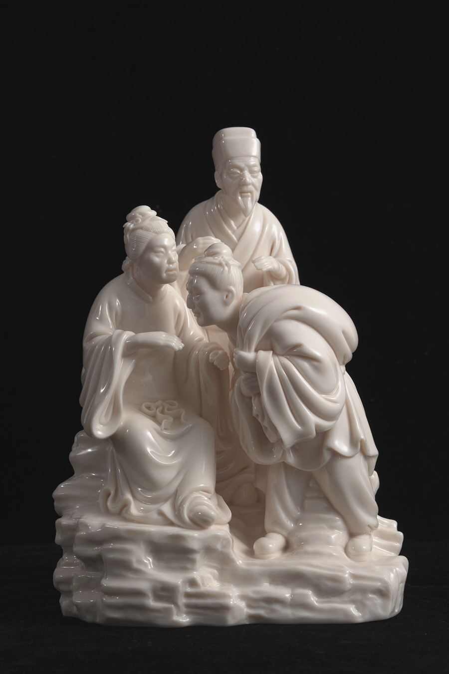 二十四孝主題白瓷雕塑作品《百里負(fù)米》。受訪者供圖