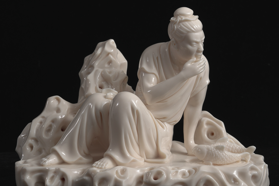 二十四孝主題白瓷雕塑作品《臥冰求鯉》。受訪者供圖