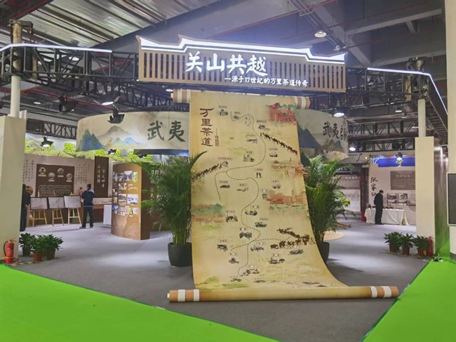 復(fù)刻的17世紀“萬里茶道”線路巨型卷軸，生動再現(xiàn)了古道全貌，成為本屆茶博會現(xiàn)場最具人氣的打卡點。茶博會組委會供圖