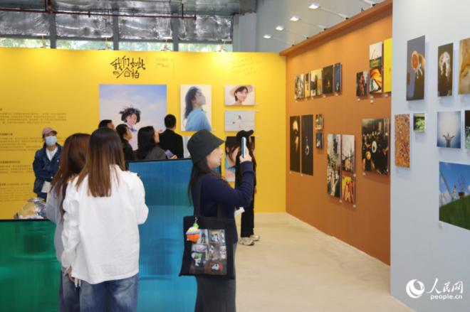 開(kāi)幕當(dāng)天，不少市民游客前來(lái)觀展。人民網(wǎng)記者 陳博攝