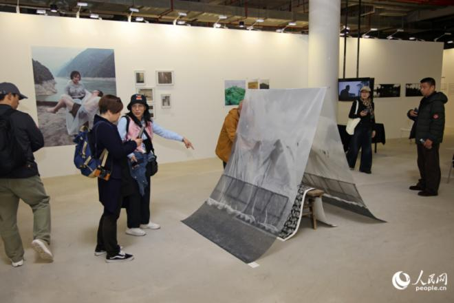 此次活動(dòng)將集中展示約2500件攝影、影像、裝置及多媒體作品。人民網(wǎng)記者 陳博攝