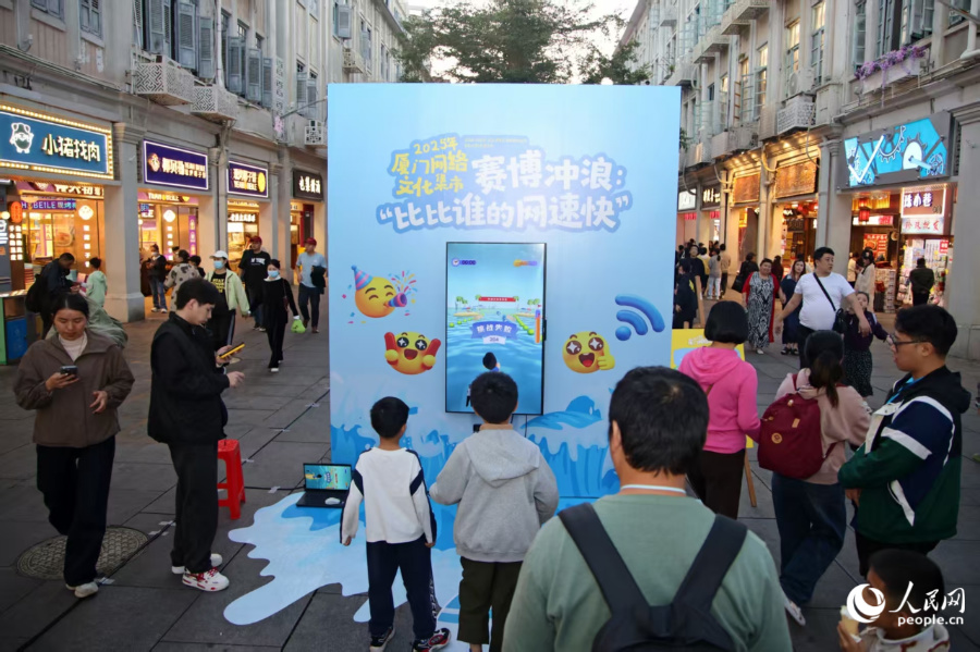 市民正在排隊(duì)進(jìn)行體驗(yàn)。人民網(wǎng)記者 陳博攝