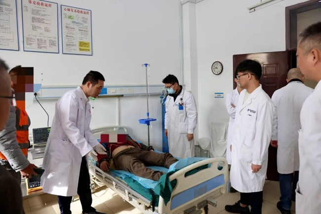 晉江市醫(yī)院醫(yī)護(hù)人員開展急救