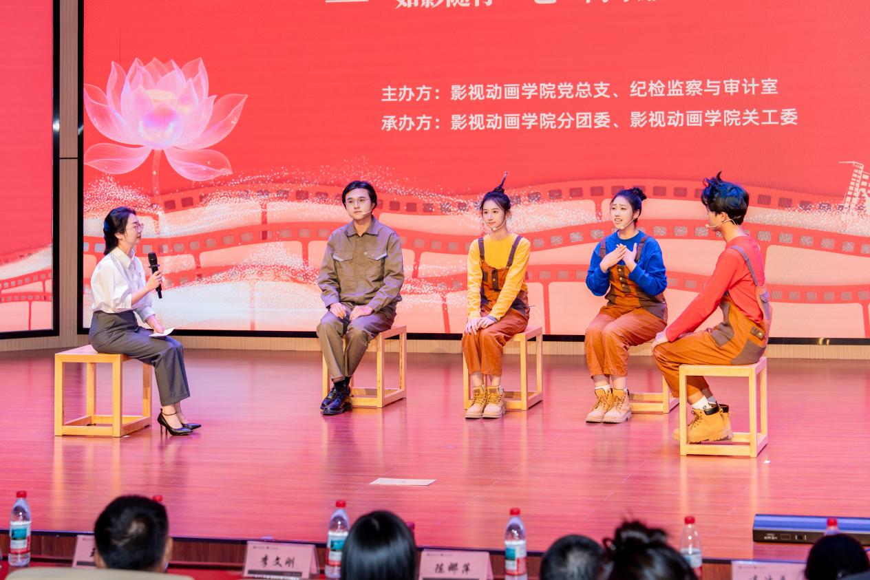 訪談小品《蓋軍銜的工具三件套》表演學(xué)生