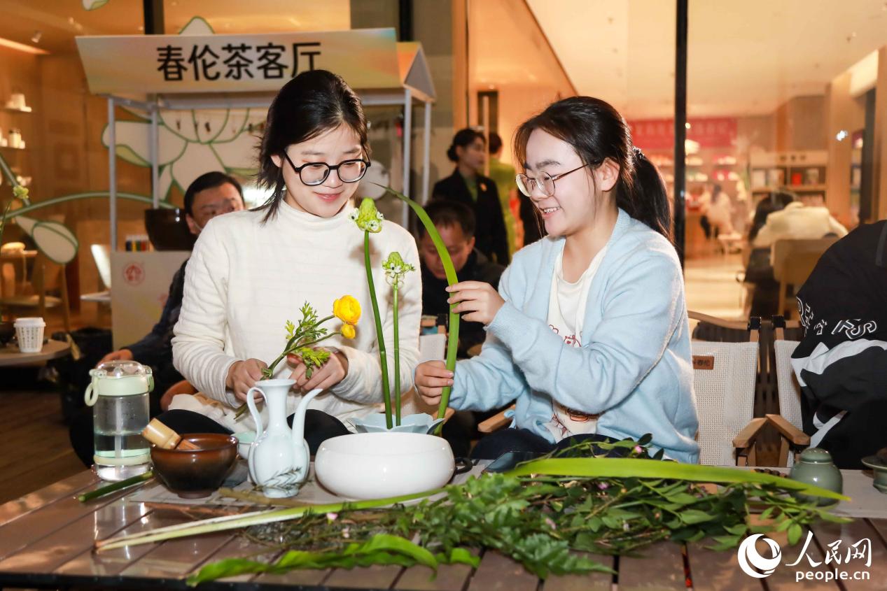 讀者們現(xiàn)場體驗插花，展現(xiàn)花與器的和諧之美。人民網(wǎng)記者 陳永整攝