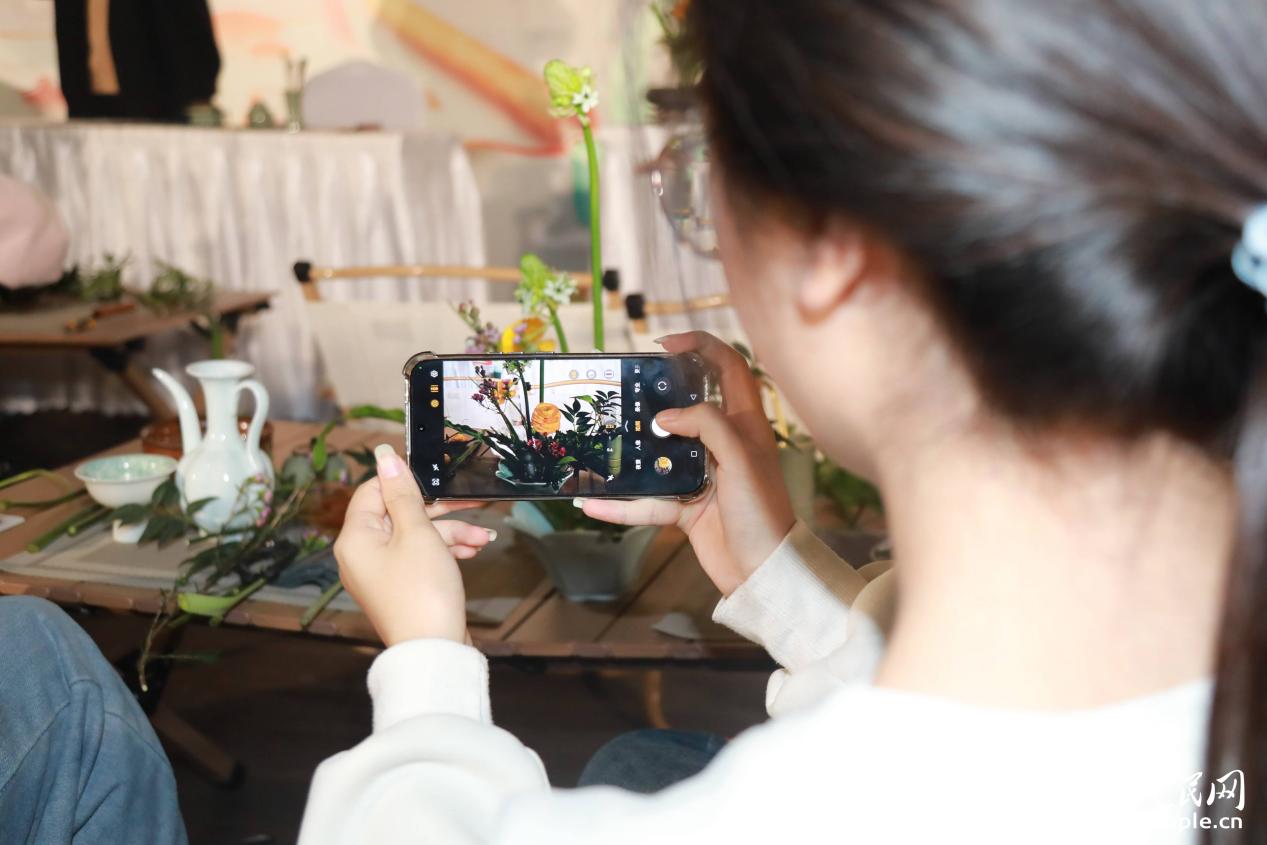 讀者拍照記錄下自己的插花作品。人民網(wǎng) 陳永整攝