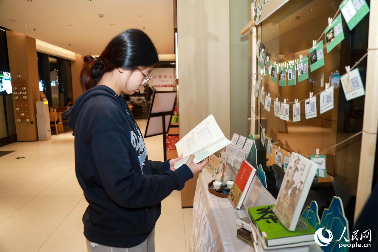 讀者在“飲茶指南”主題書展上閱覽茶文化書籍。人民網(wǎng)記者 陳永整攝