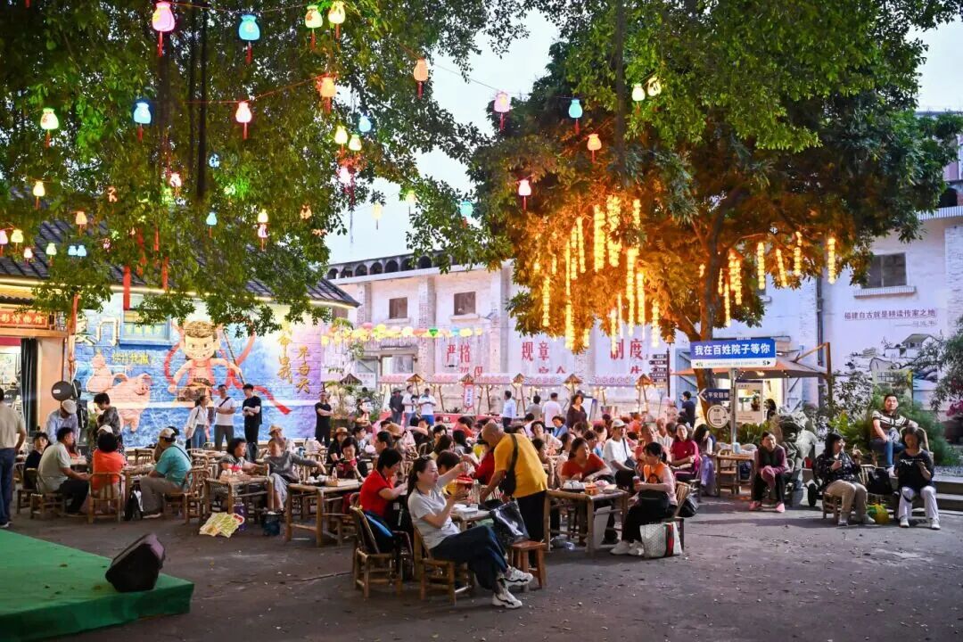 傍晚時(shí)分，孚美社區(qū)的人才解壓空間里熱鬧非凡