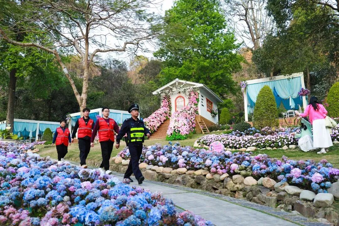 護(hù)林員和生態(tài)警務(wù)工作站的巡邏隊(duì)開始了一天的工作