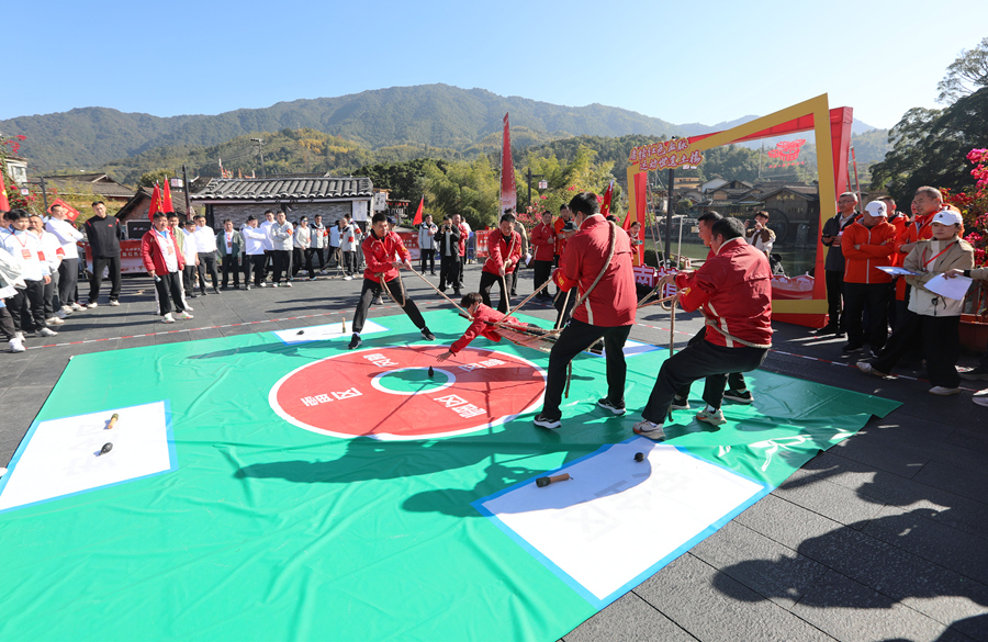 運動員們分工協(xié)作，模擬十字嶺掃雷排雷。張志偉攝