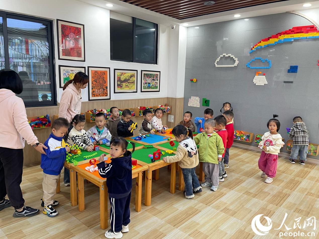 孩子們在明溪縣實驗幼兒園總園活動室搭積木。人民網(wǎng) 謝星宇攝
