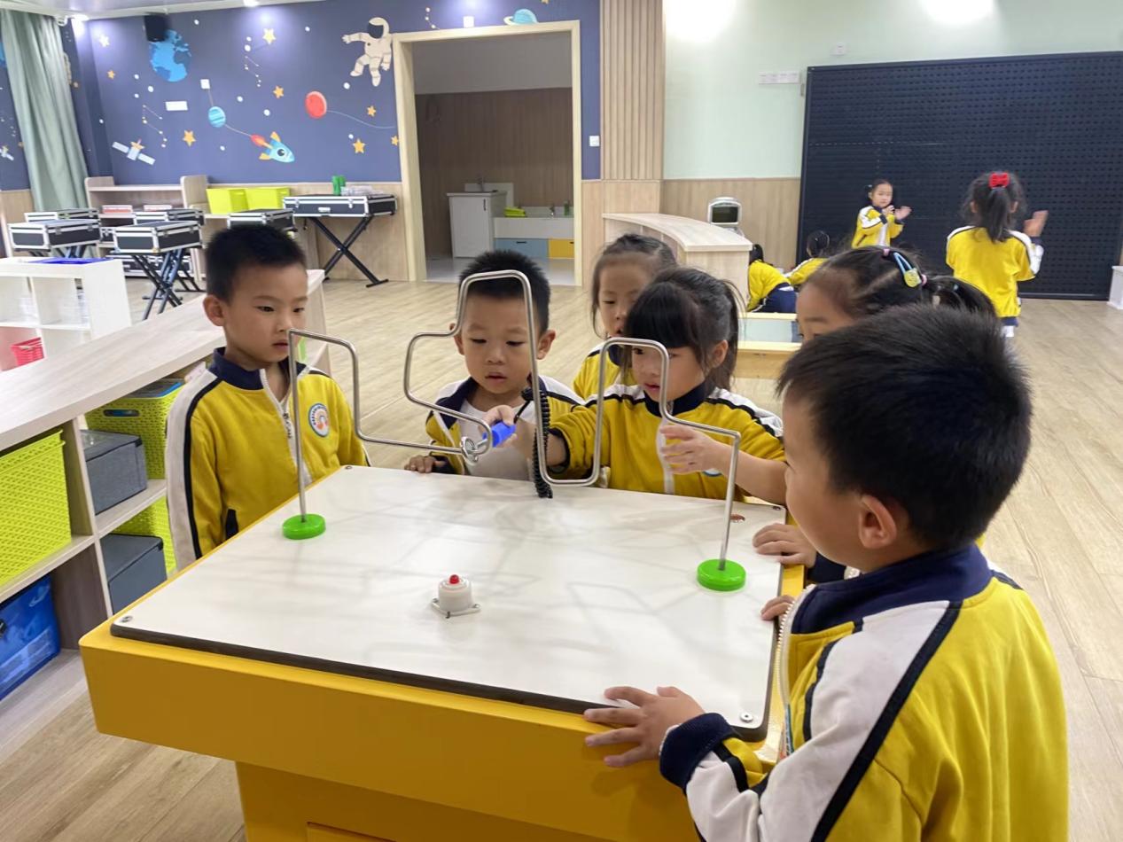王橋分園的孩子來到明溪縣實驗幼兒園總園，在科學(xué)探索室玩“電棒迷宮”科普游戲。明溪縣實驗幼兒園供圖