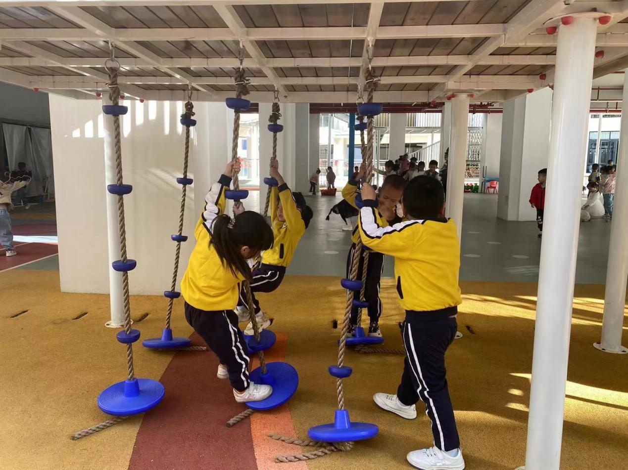 王橋分園的孩子來到總園，在體育器械上運動。明溪縣實驗幼兒園供圖