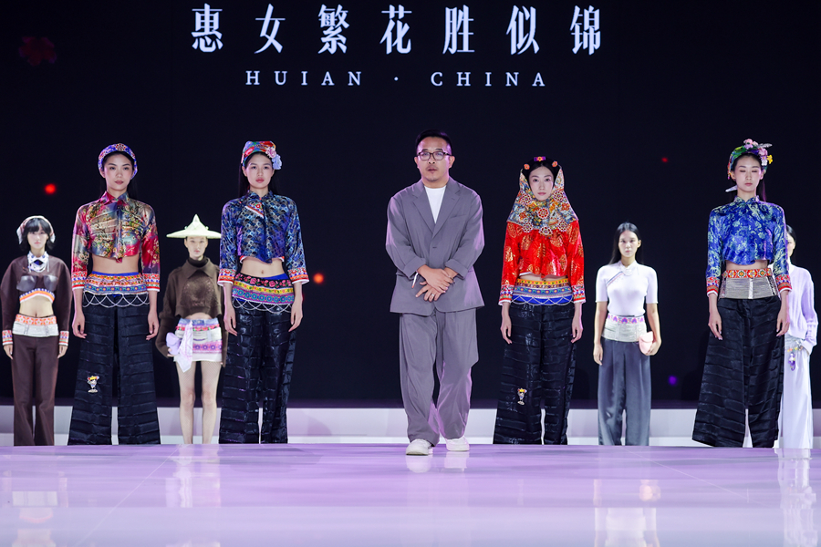 改良版的惠安女服飾壓軸亮相中國國際時裝周?；莅部h委宣傳部供圖