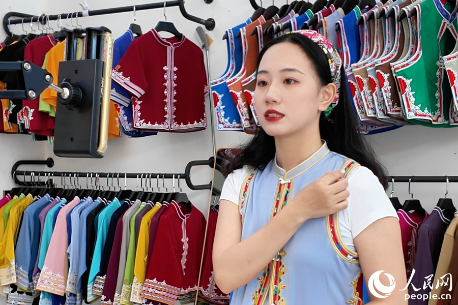 一位年輕的惠安女向網(wǎng)友直播講解服飾設(shè)計理念。人民網(wǎng) 楊灝昱攝