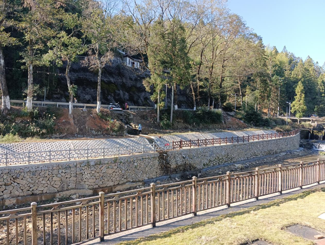 泗橋鄉(xiāng)赤巖村生態(tài)護(hù)岸建設(shè)