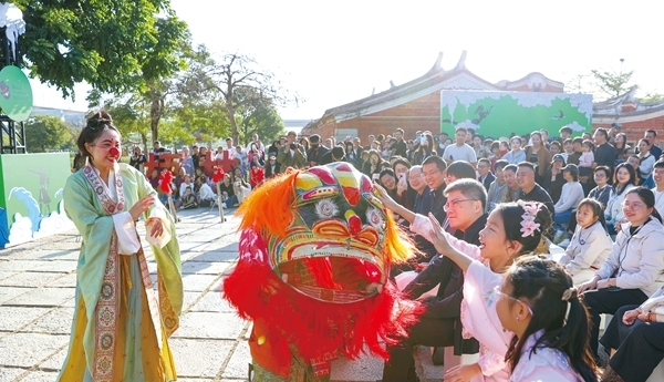 國潮小丑劇《大百戲：吉祥三寶》精彩上演，吸引眾多市民、游客駐足觀看