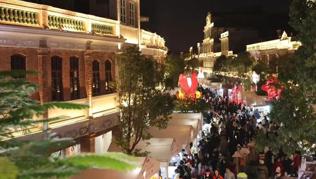 2025泉州“絲路”小吃嘉年華開攤，游客在市區(qū)中山南路邊逛邊吃。張九強(qiáng)攝