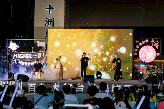 街頭藝術(shù)表演，為老城區(qū)營造了良好的文化藝術(shù)氛圍。圖源：鯉城區(qū)文體旅局